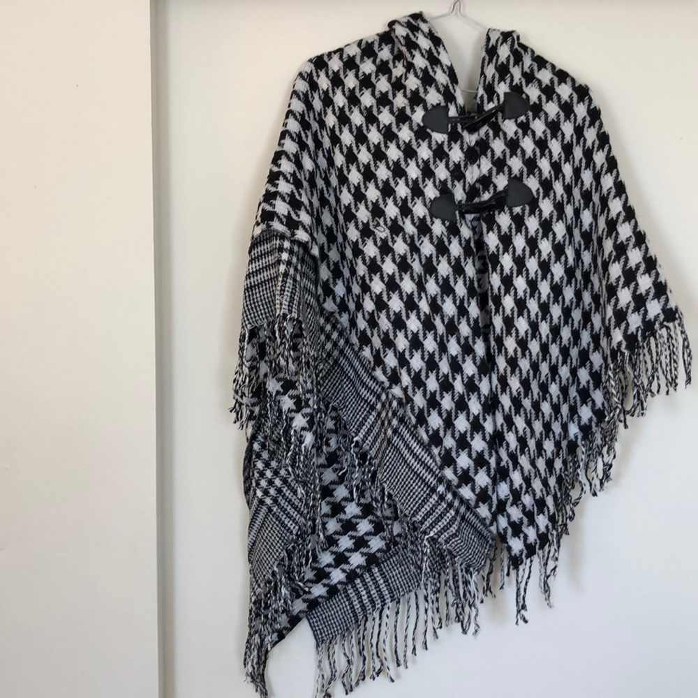 Black/white patterned Cape